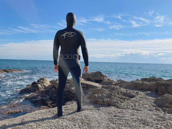Keeping Warm While Being Submerged: The Pros Of Wetsuits